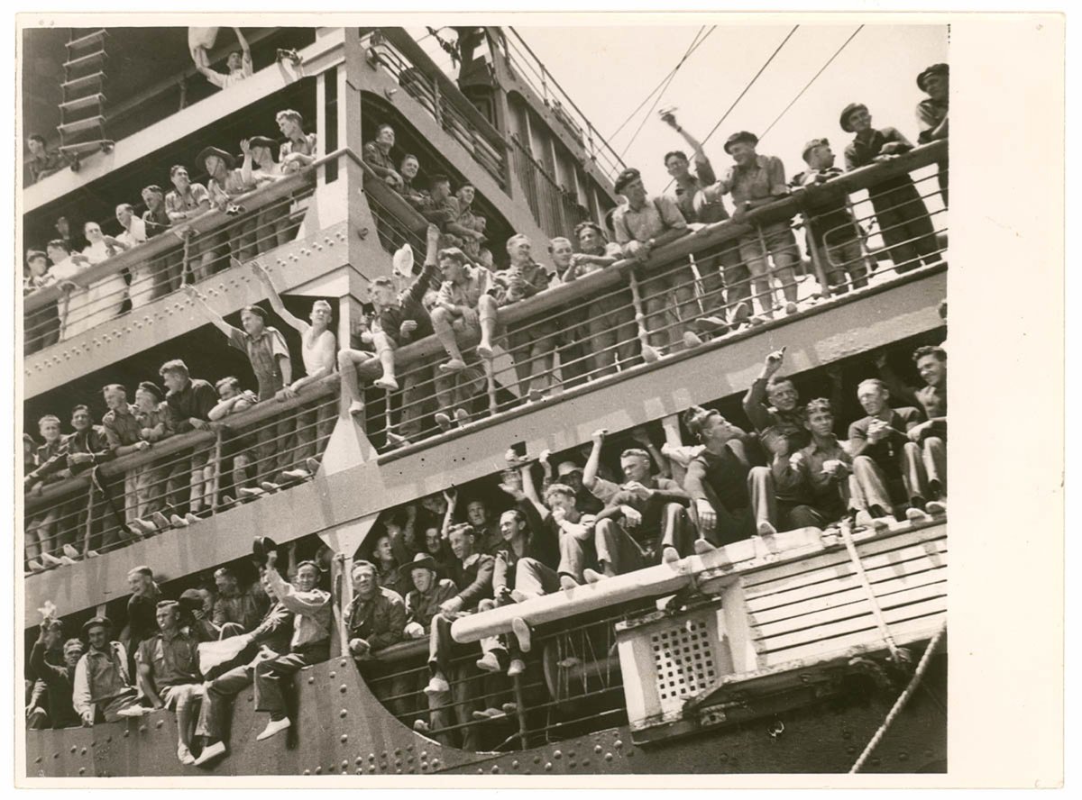 Troopships depart Sydney, 9-10 January 1940, by Sam Hood