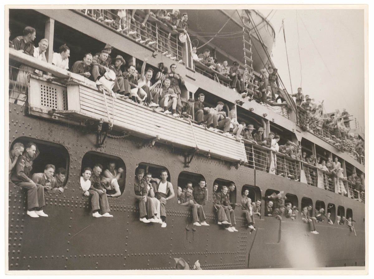 Troopships depart Sydney (c. 1940)