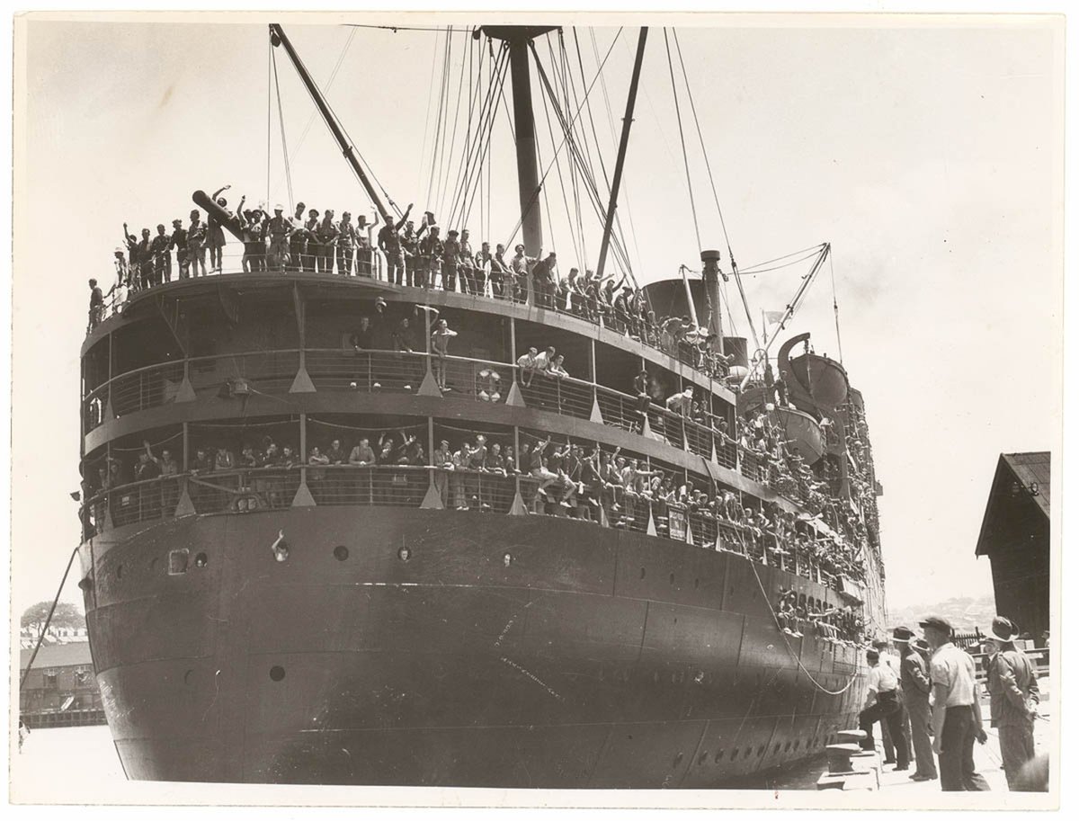 Troopships depart Sydney, 9-10 January 1940, by Sam Hood