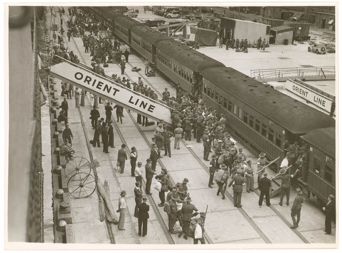 6th Division boards the troopships, 9-10 January 1940, by Sam Hood, Sydney