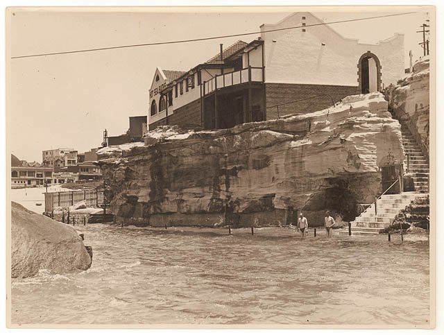 Giles's Hot Sea Baths, Coogee, c. 1930s, by Sam Hood (1920–50)