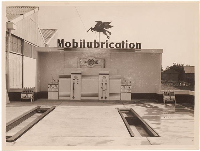 Mobilubrication pit, Penrith, c. 1930s, by Sam Hood (1930–45)