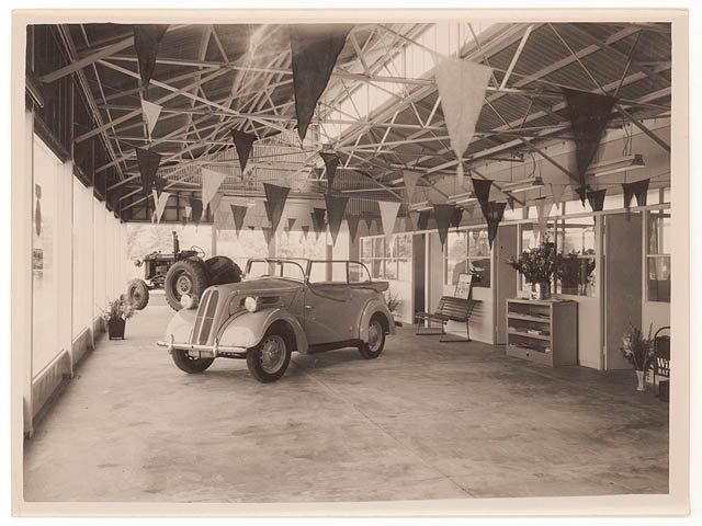 Ford car showroom, Sydney, c. 1950, by Sam Hood (1925–55)