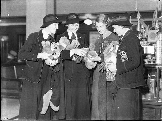 Brisbane schoolgirls at David Jones (Sydney), 22 June 1935, by Sam Hood, Sydney city centre