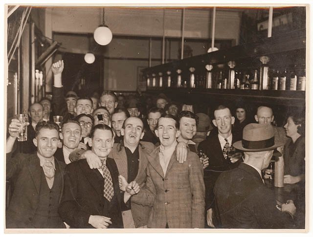 Hotel Wellington bar, Sydney, c. 1930s - by Sam Hood