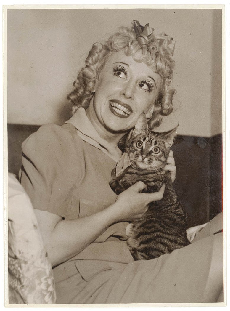 Comedian Violet Carlson and cat in the dressing room, Sydney, 1930's - Sam Hood (1930s)
