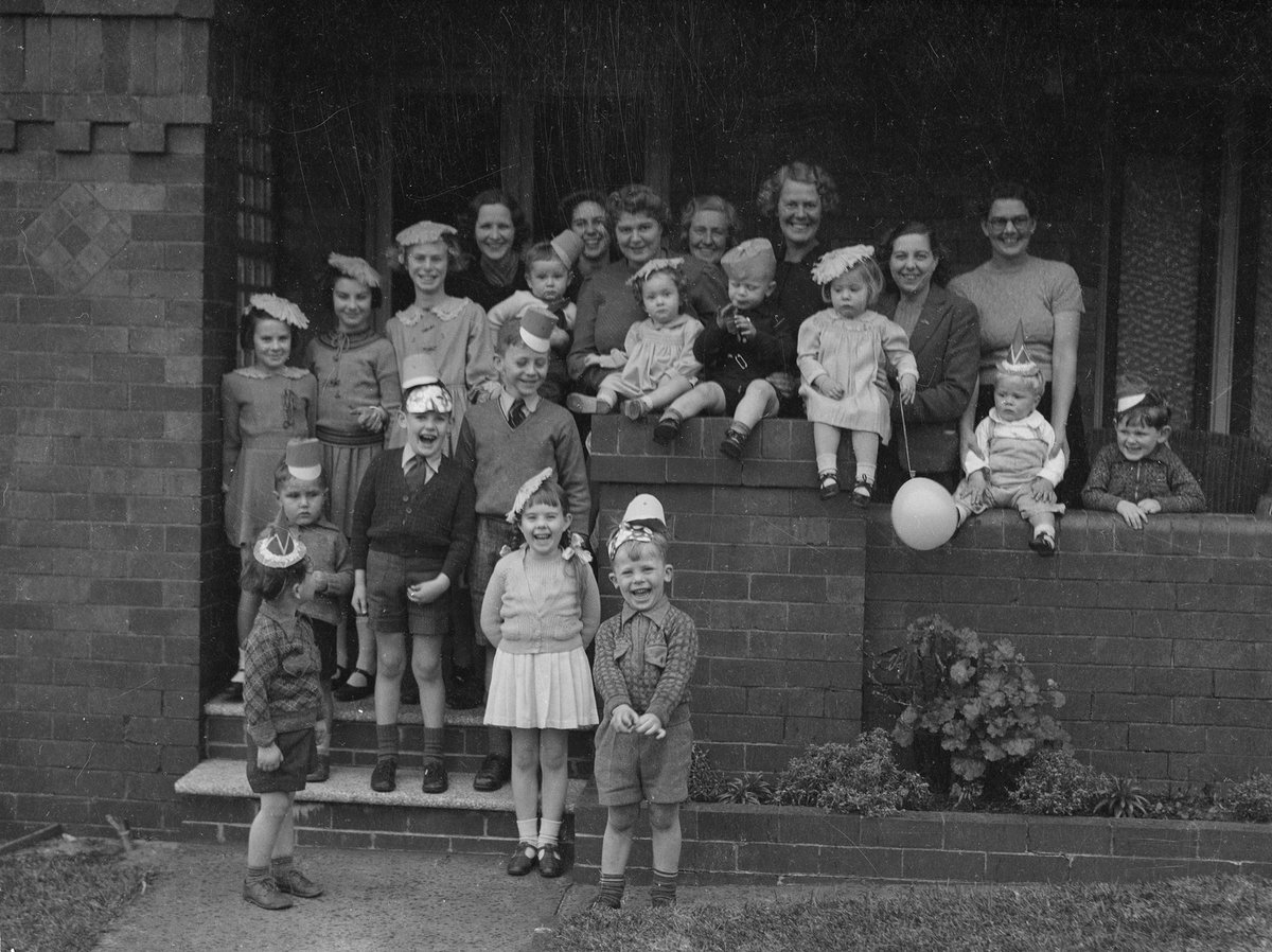 Children's birthday party at the home of Mrs Lucy Jane Moran, Todman Ave, Kensington, Sydney, 1930s - Sam Hood