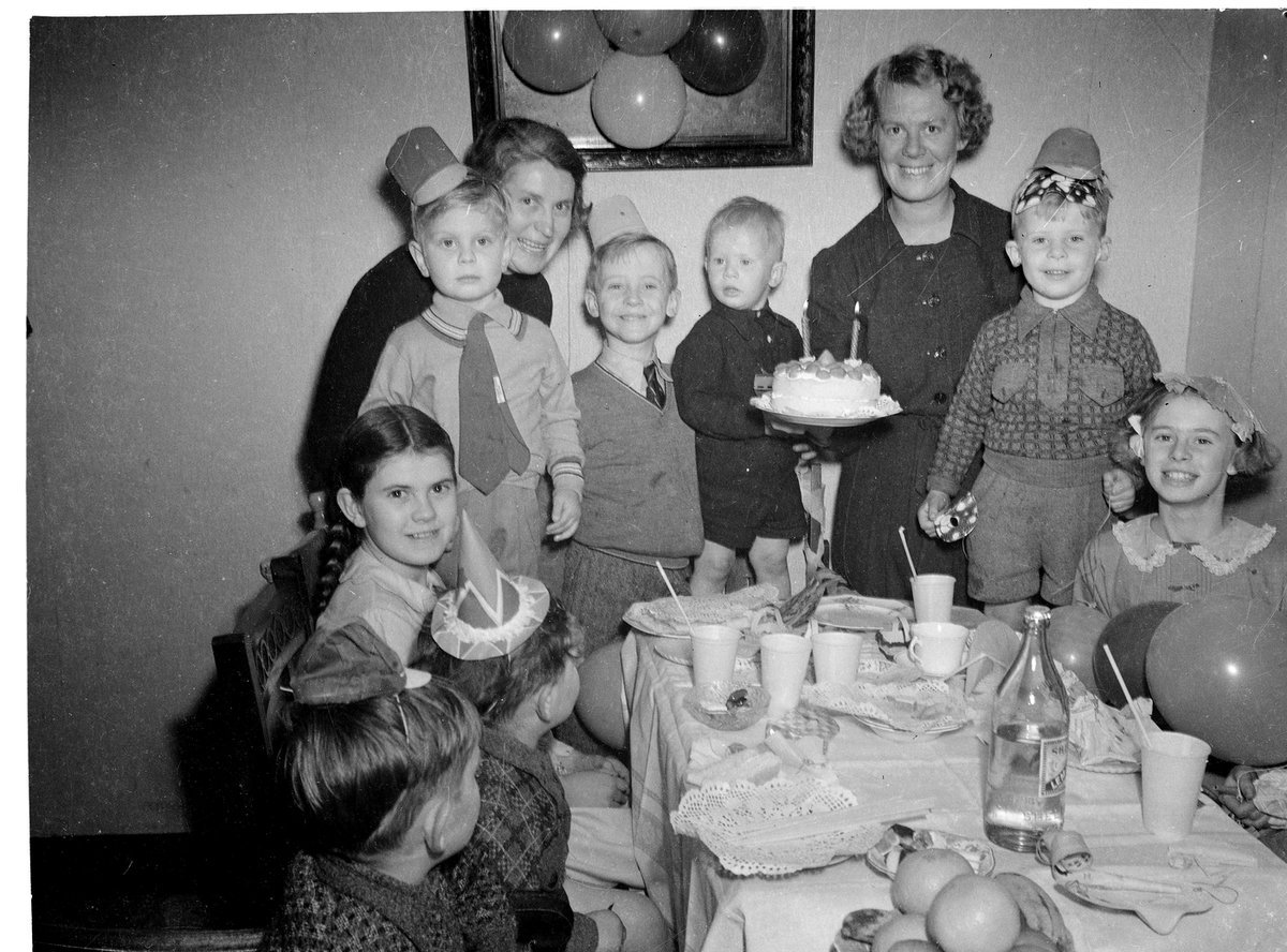 Children's birthday party at the home of Mrs Lucy Jane Moran, Todman Ave, Kensington, Sydney, 1930's - Sam Hood (1930s)