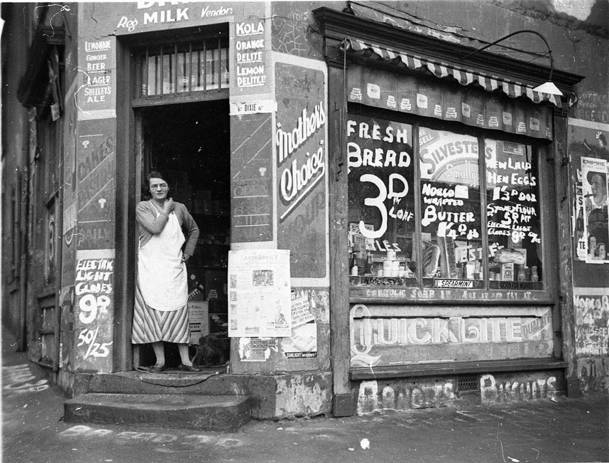 Depression "bread wars", corner store on Riley and Fitzroy Streets, Surry Hills, Sydney, 21 August 1934 - Sam Hood
