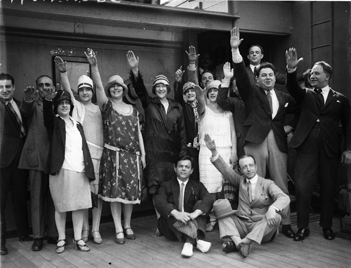 Arrival of Fuller-Gonsalez Opera Company with hands raised in fascist salute, Sydney, March 1928 - Sam Hood