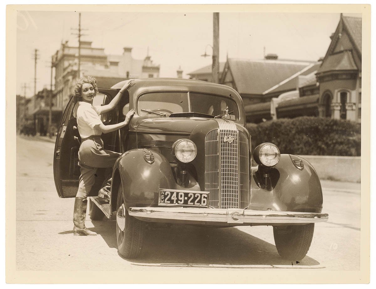 Film actor Helen Twelvetrees and her 1935 Pontiac, Moore Park, Sydney, 1936 - Sam Hood