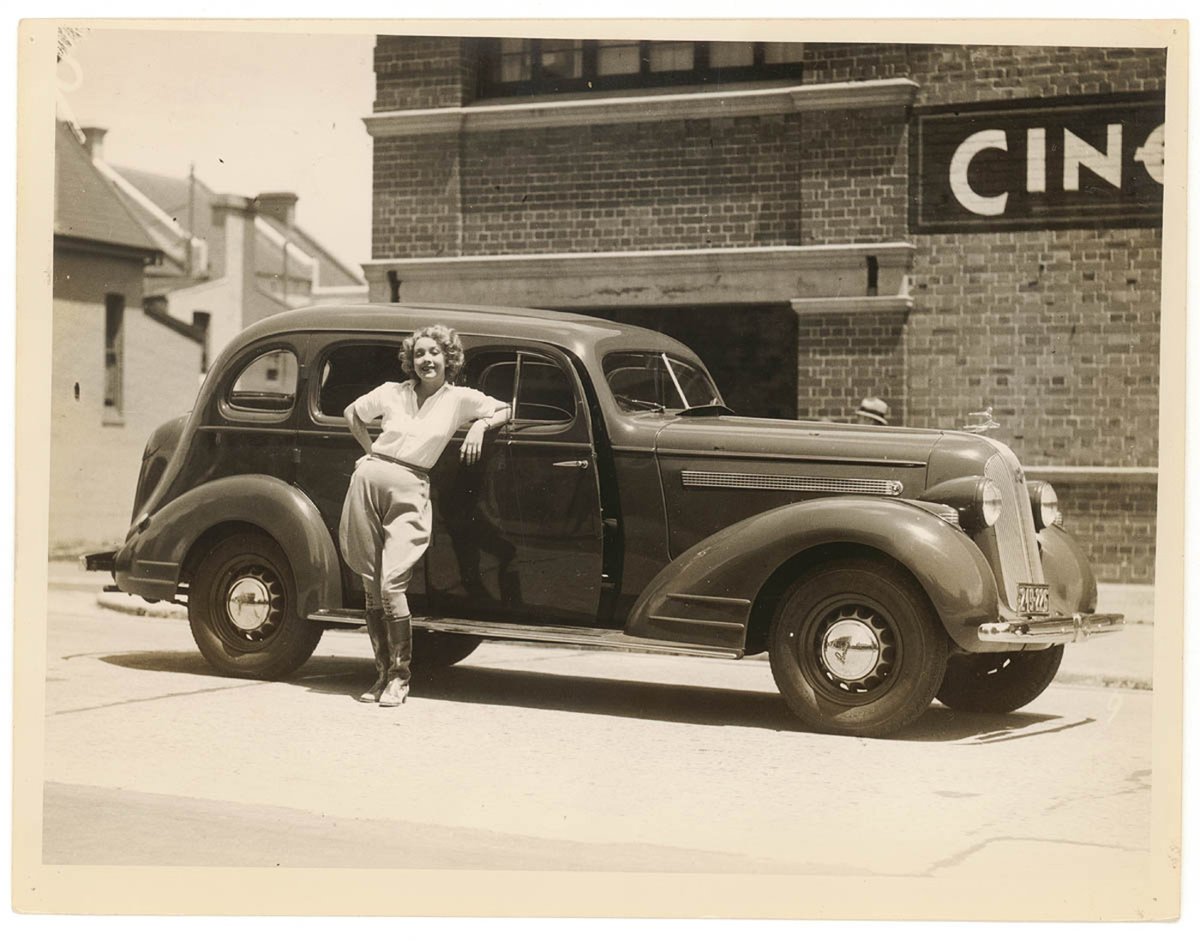 Film actor Helen Twelvetrees and her 1935 Pontiac, Cinesound Studios, Sydney, 1936 - Sam Hood