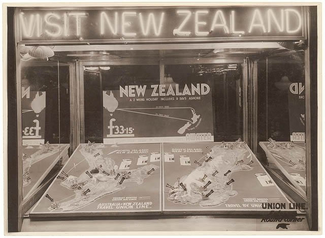 "Visit New Zealand" window, Union Line, Sydney, 1930's - Sam Hood (1930s)