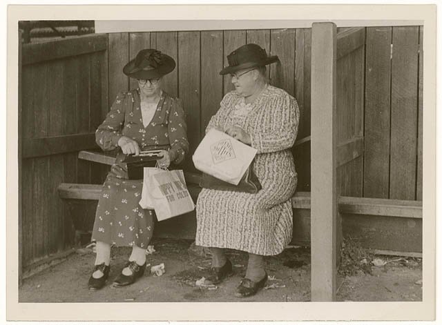 Elderly women with their show bags, Royal Easter Show, Sydney, 1930s - Sam Hood, Moore Park (1925–55)
