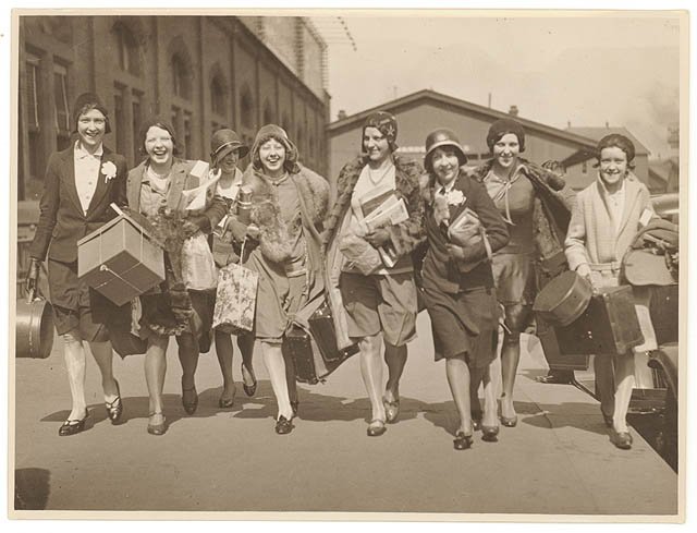 Ingenues arrive, Central Station, Sydney, 1928-1929 - by Sam Hood, Haymarket