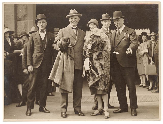 Ballerina Anna Pavlova arrives, Central Station, Sydney, April 1926 - by Sam Hood, Haymarket