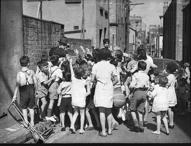Methodist Mission's Christmas visit to poor, Woolloomooloo, 25-12-1938 - by Ted Hood
