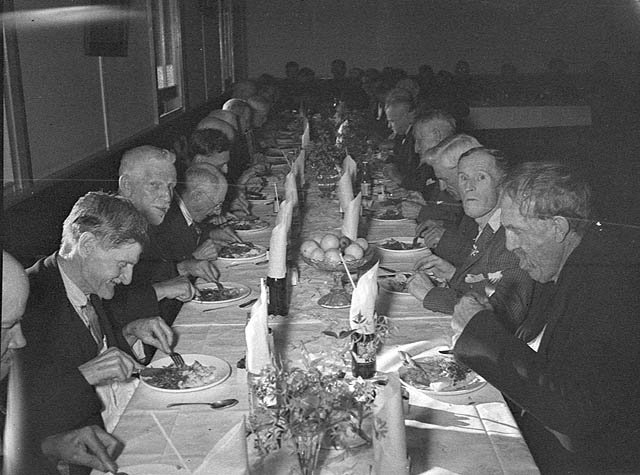 Salvation Army Old Men's Home, Christmas party, 25-12-1940 - by Sam Hood