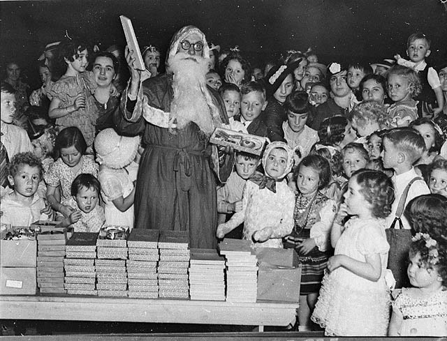 Radio station 2CH's Children's Christmas party, Trocadero, Sydney, 22.12.1936 - by Sam Hood