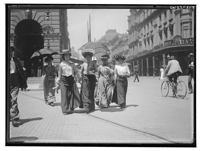 Pedestrians on George St, ca. 1900, from Frederick Danvers Power - photonegatives, 1898-1926 - Frederick Danvers Power, Sydney city centre (c. 1900)