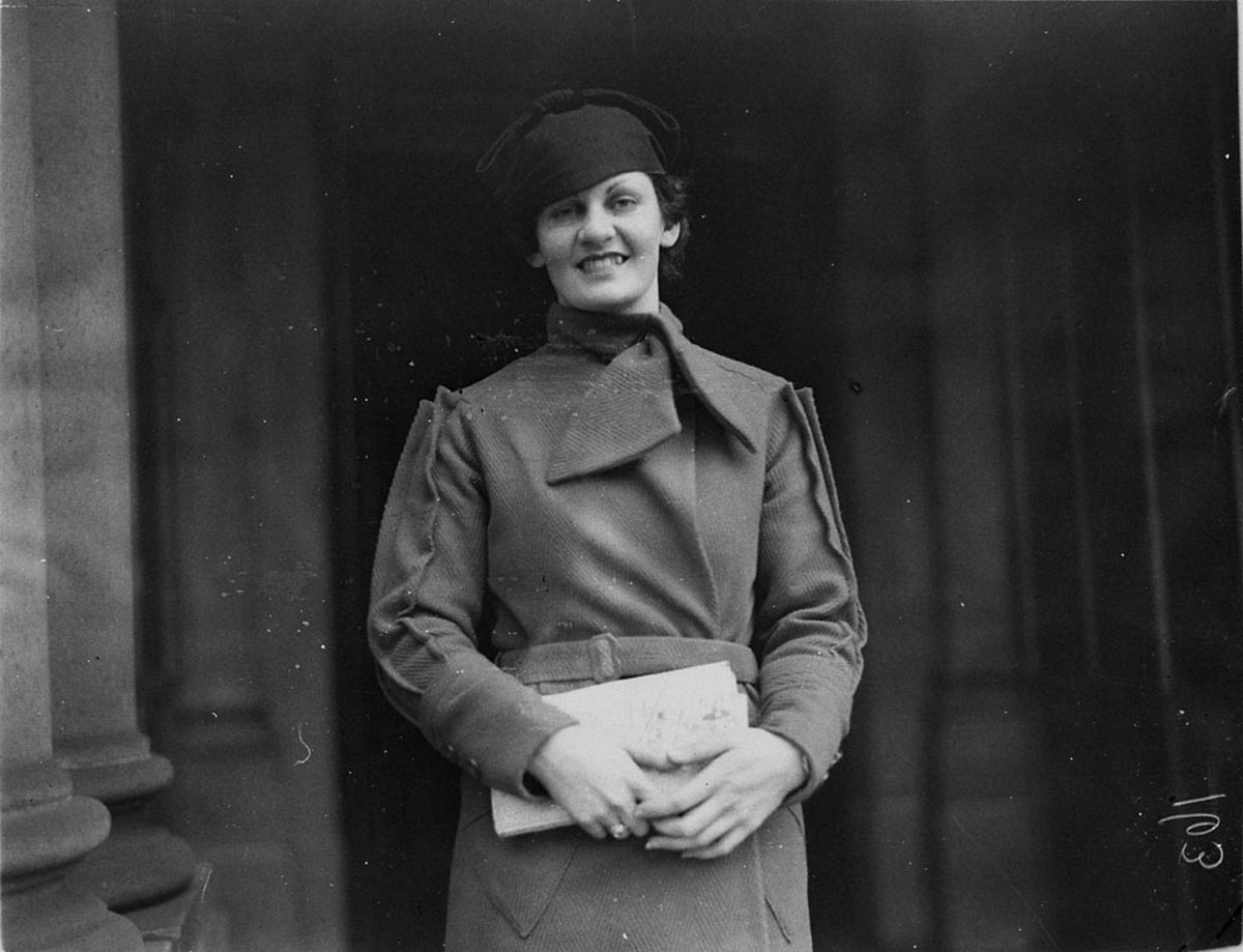 Clare Dennis on the steps before leaving for the Empire games, Sydney Town Hall, 1934, Sydney city centre