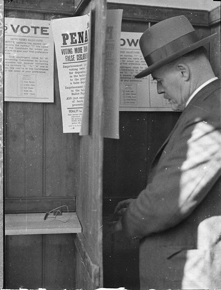 Election, 13 May 1935 by Sam Hood, Sydney city centre
