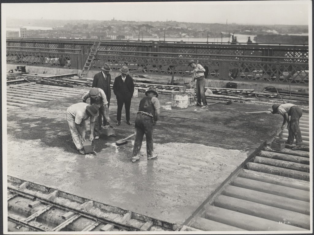 Laying of the surface of the roadway of bridge, 1931, Sydney Harbour