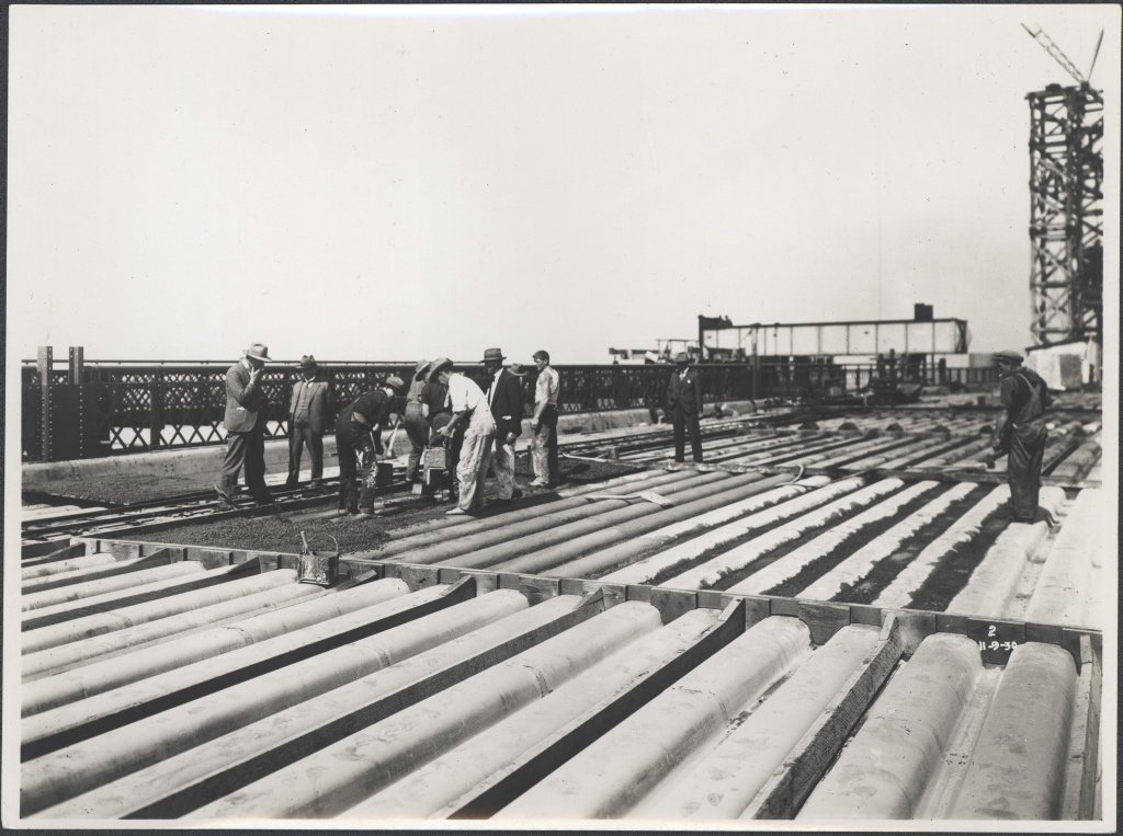 Laying the roadway surface of the Sydney Harbour Bridge, 1930