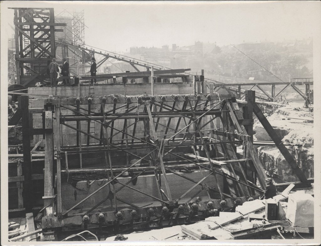 Construction of the northern main bearing of the Sydney Harbour Bridge, 1927