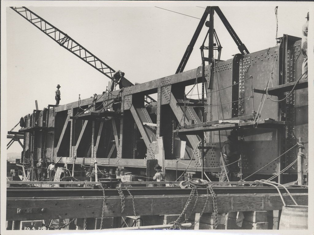 Erection of metal formwork on the southern platform of the Sydney Harbour Bridge, 1928