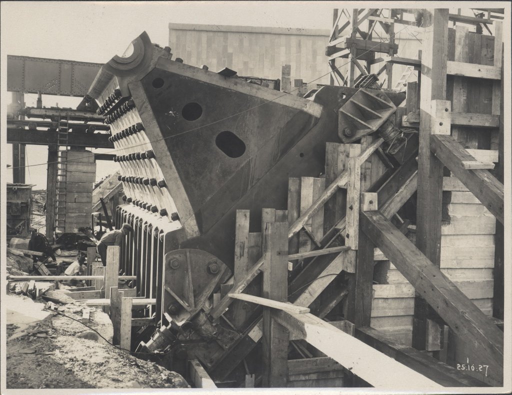 North pivot bearing for the Sydney Harbour Bridge, 1927