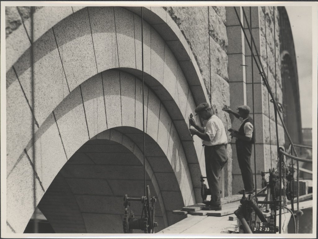 Cleaning the pylons of the Harbour Bridge, 1932, Sydney Harbour
