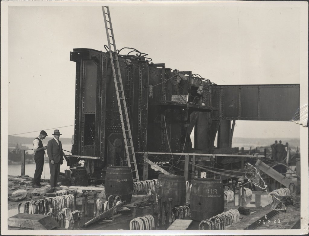 Erection of girders on the southern platform of the Sydney Harbour Bridge, 1928
