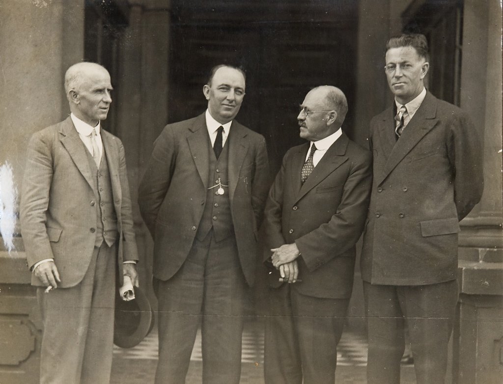Norman "Wizard" Smith and Don Harkness and two other men (on steps of Sydney Town Hall?), 1926 - 1936, Sydney city centre (1926–36)