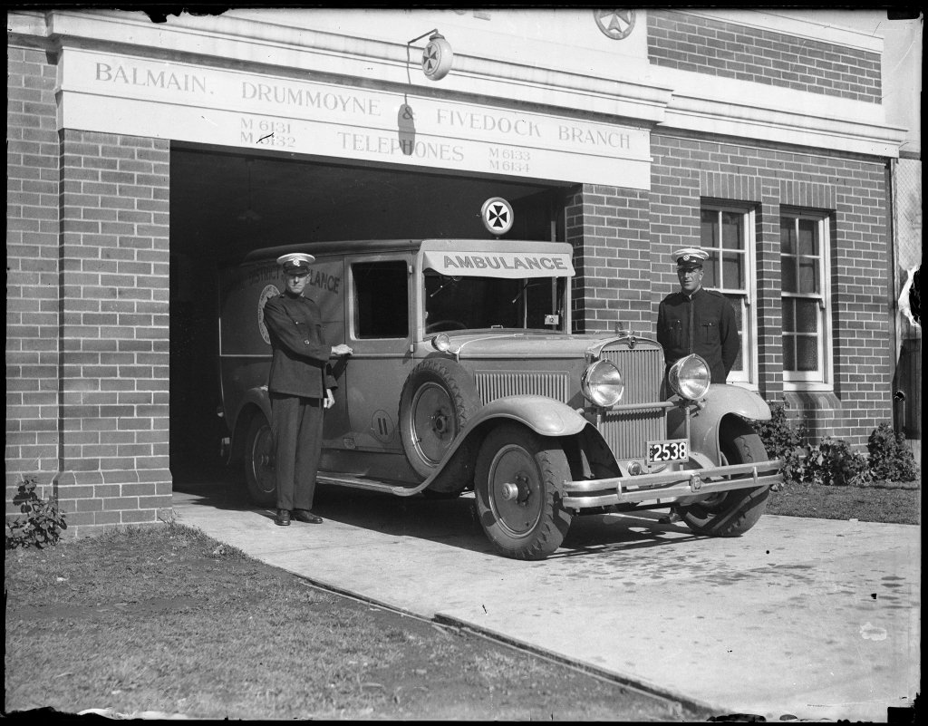 Ambulance and officers outside the Balmain, Drummoyne and Five Dock Branch of the Central District Ambulance (1932–47)