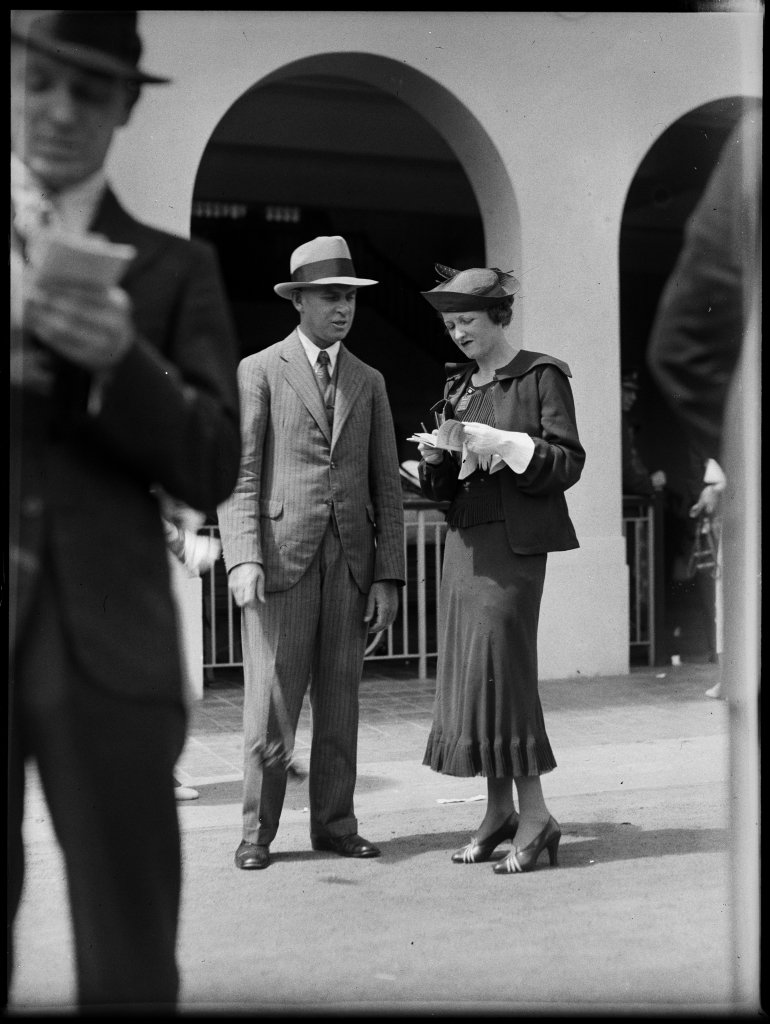 Racegoers at Warwick Farm racecourse (1934)