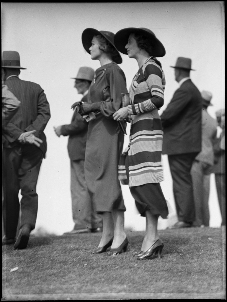Racegoers at Warwick Farm racecourse (1934)