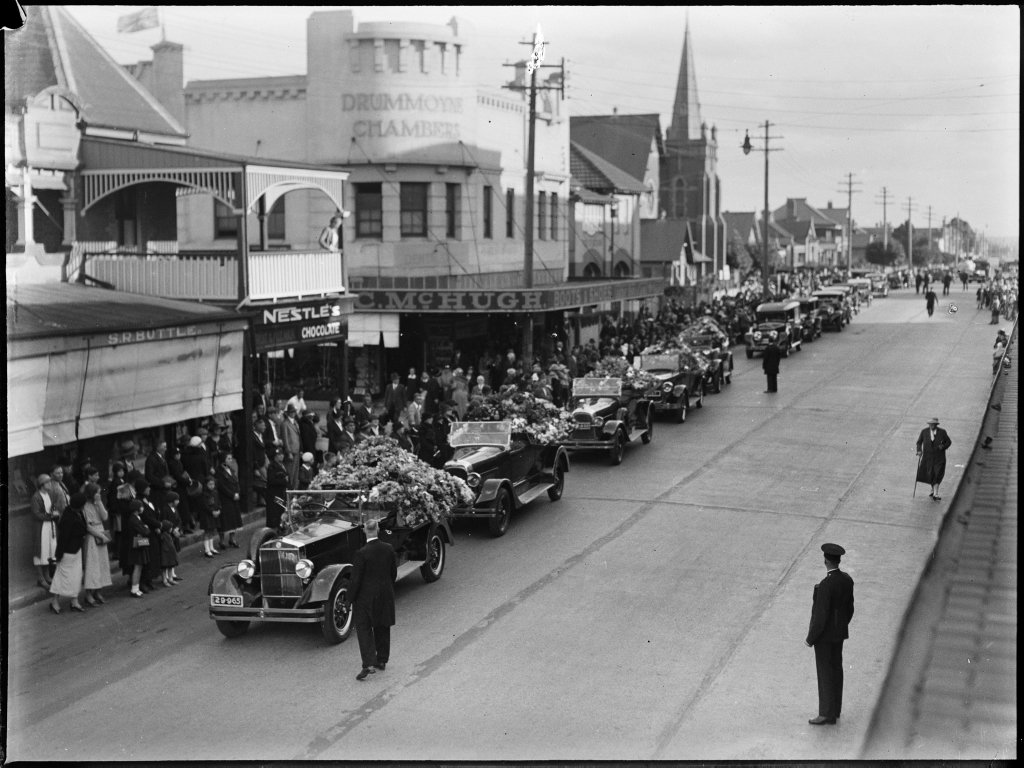 (Sir Thomas Henley's?) funeral procession in Lyons Road Drummoyne (1930)
