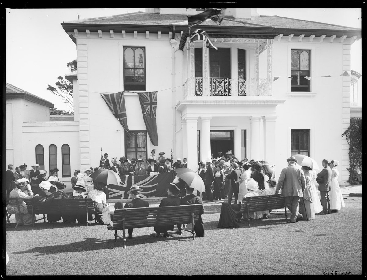 Visitors at Strickland Hospital, opening ceremony on the lawn, Vaucluse (1915)