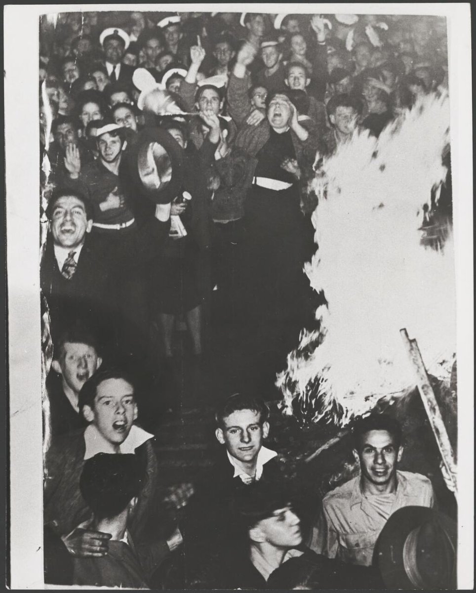 Victory celebrations in Martin Place, Sydney, 15 August 1945