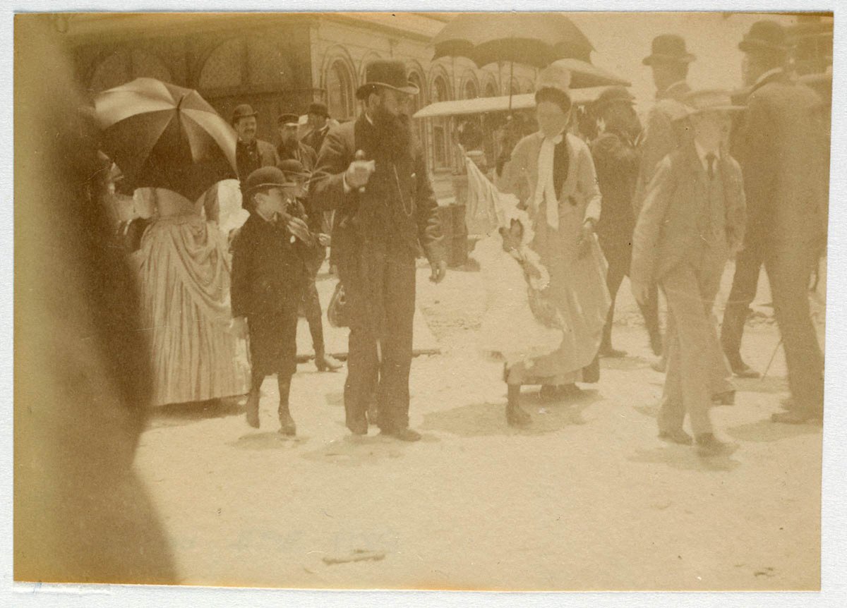 Group of people Sydney, ca. 1885-1890 - photographed by Arthur K. Syer (c. 1887)