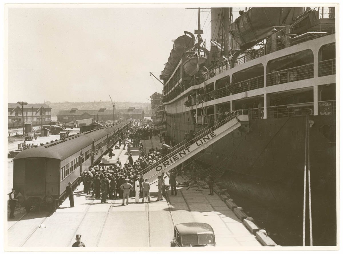 6th Division boards the troopships, Pyrmont, Sydney, 9-10 January 1940 - by Sam Hood