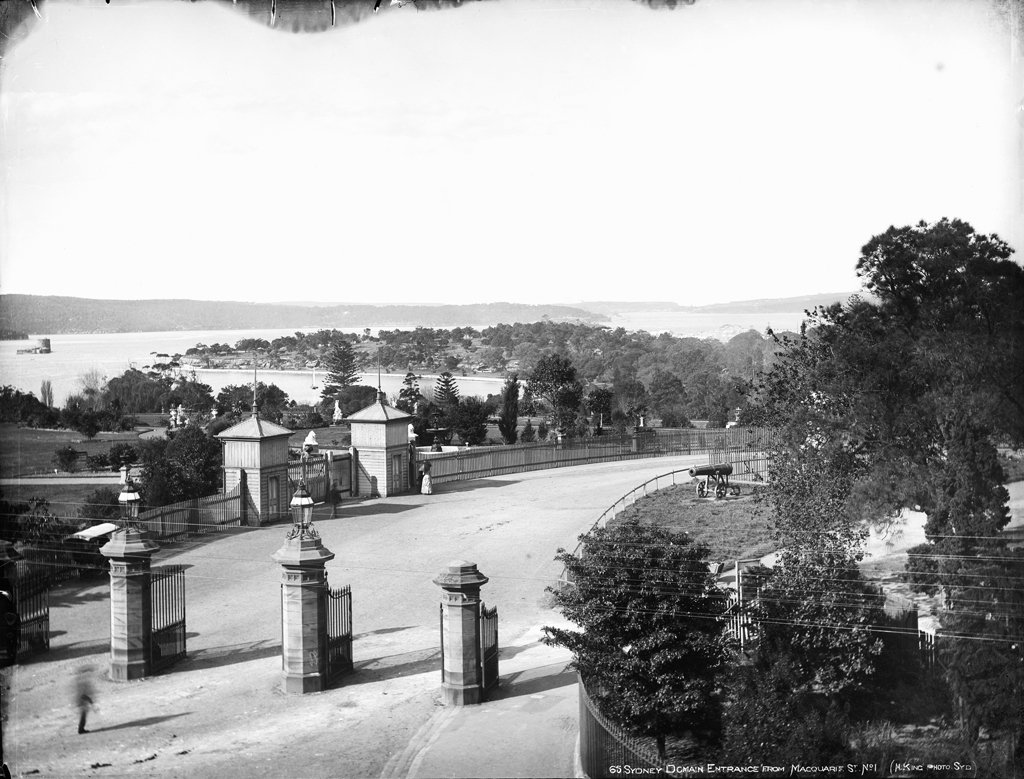 Sydney Domain entrance from Macquarie Street, No. 1, Sydney city centre (c. 1900)