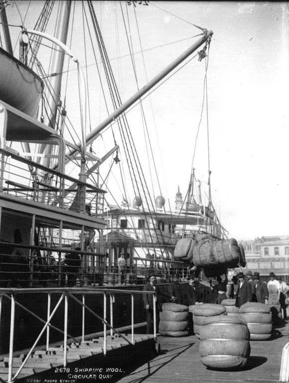 Shipping wool, Circular Quay (c. 1900)
