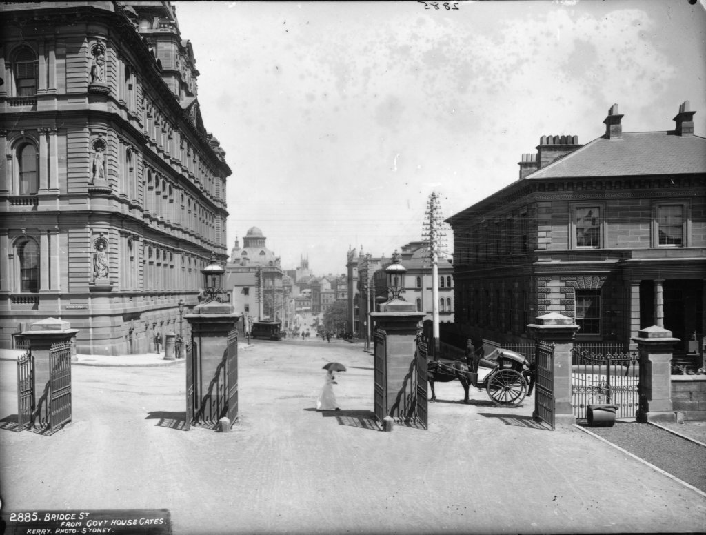 Bridge Street, Sydney from Government House gates, Sydney city centre (c. 1900)