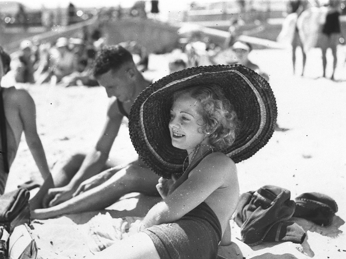 Woman in sun-hat, Bondi Beach (1935)
