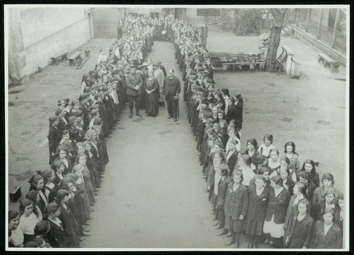 Sydney Girls High School - Empire Day visitors arriving, Surry Hills (c. 1921)