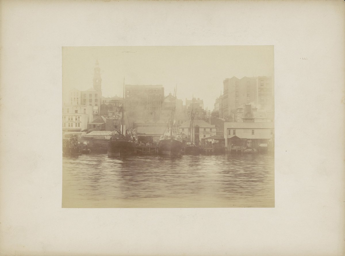Gezicht op gebouwen, bedrijven en schepen in de haven van (vermoedelijk) Sydney, RP-F-F01103-T, Sydney city centre (1890–1910)