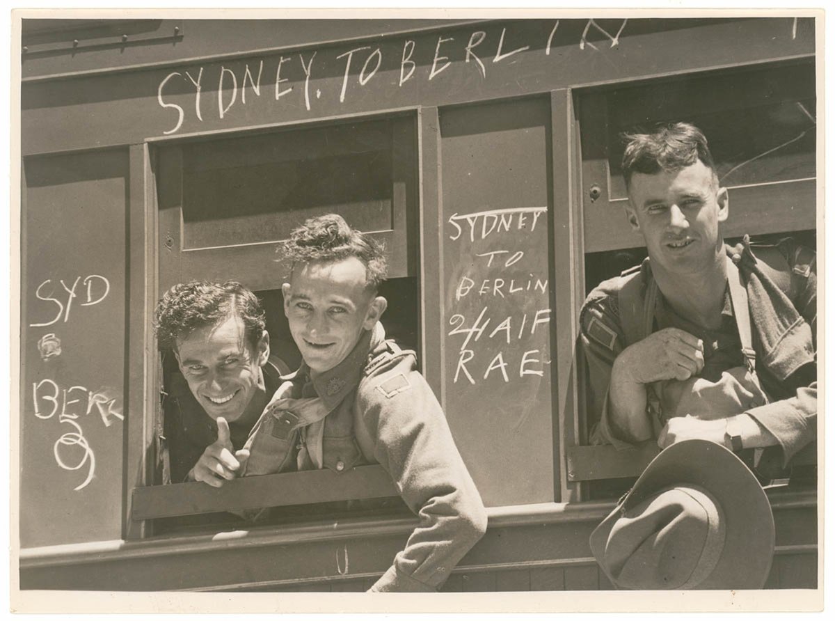 6th Division arrives at the wharves, 9-10 January 1940, by Sam Hood, Sydney