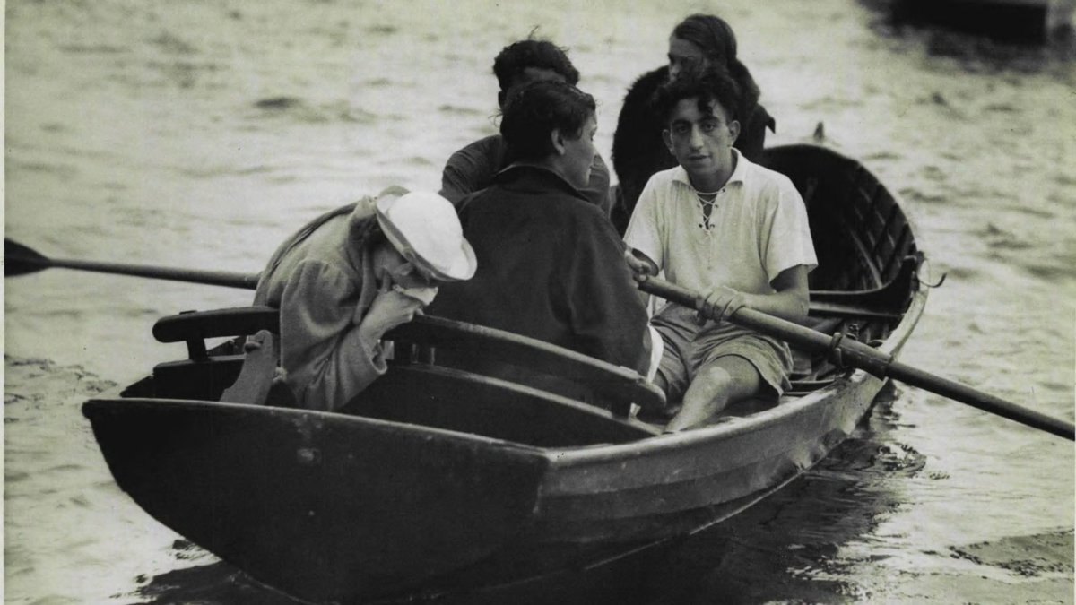 Victims of Sydney Ferry RODNEY are rowed ashore 13 Feb 1938